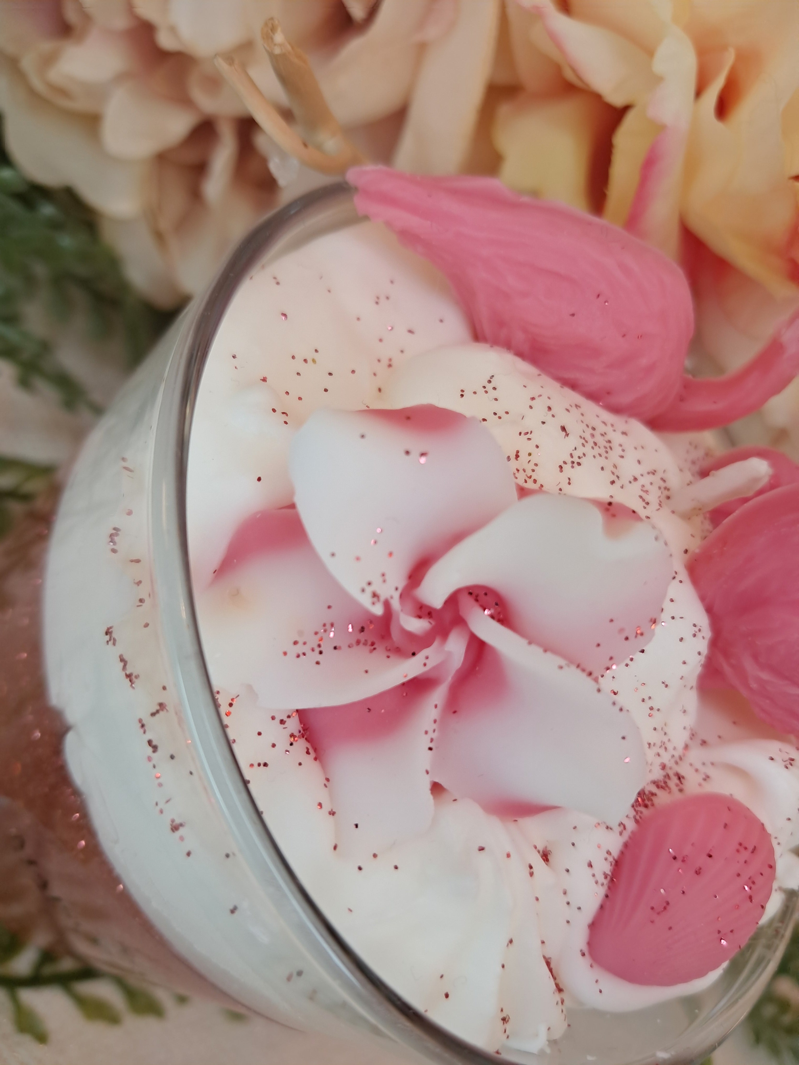 Flamant rose - Fleurs blanches